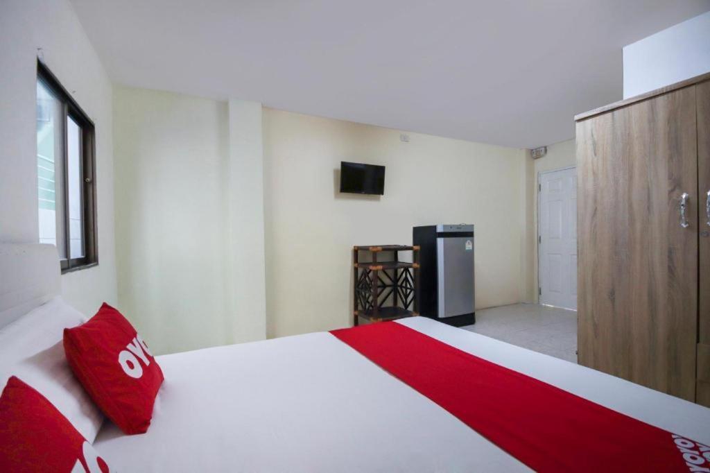Hotel Oyo 885 And Me House